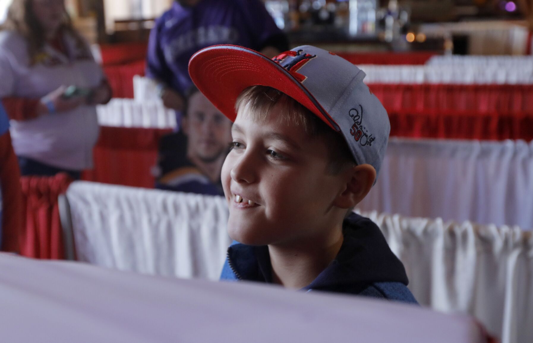 Fans get St. Louis Cardinals pitcher Jordan Hicks autograph